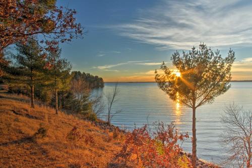 在meiguo.com看到的Castle Rock Lake View with Spacious Fire Pit的介绍图片