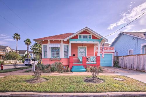 Bright Texas Retreat Near Pleasure Pier and Beach!