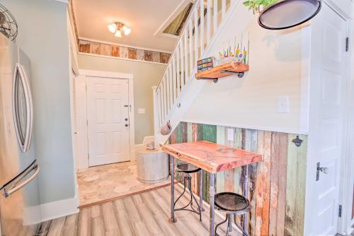 Bright Texas Retreat Near Pleasure Pier and Beach! in Galveston, USA