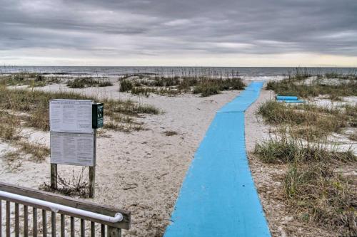 Hilton Head Condo - Walk to Folly Field Beach! - main image