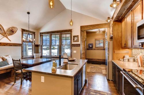 Pet-Friendly Cabin in the Heart of Grand Lake! - image 10