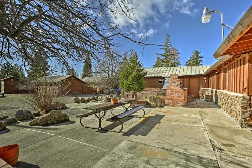 Paynes Creek Home with Hot Tub and Views! in Mineral (CA)