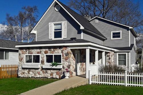 Elegant Stone Cottage Steps to Crystal Lake Beach - Beulah