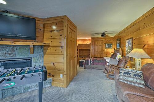 Pigeon Forge Resort Studio Cabin on Dollywood Ln!