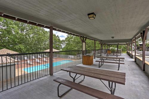 Condo with Amenities - 10 Minutes to Table Rock Lake - image 4