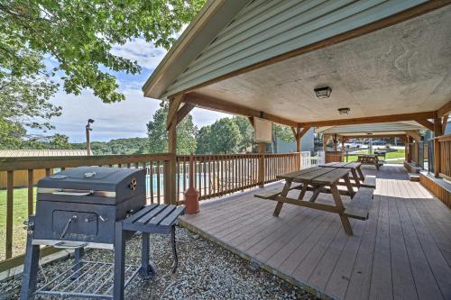 Condo with Amenities - 10 Minutes to Table Rock Lake - image 7