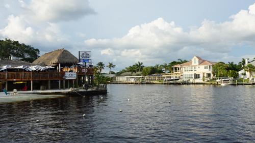 Cape Coral Home 1 Mile From Yacht Club! - main image