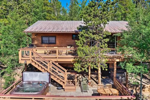 Breck Vacation Rental with Hot Tub - 1 Mi to Peak 7 in Baldy Mountain