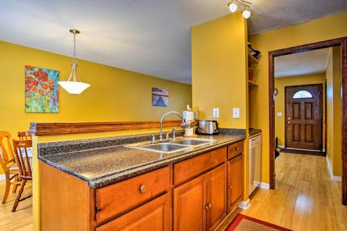 Wooded Twin Lakes Retreat 13 Mi to Lake Michigan! in Twin Lake, USA