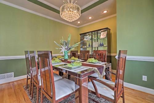 Stunning Duluth Family House with Fireplace and Patio! in Egyéb
