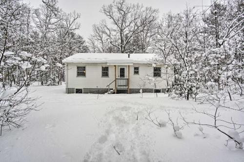 Wooded Twin Lakes Retreat 13 Mi to Lake Michigan! in Twin Lake, USA