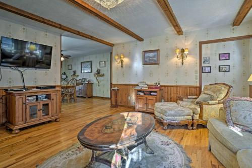 Emerald Gate Farm Cabin Nestled on 13 Acres! - image 9