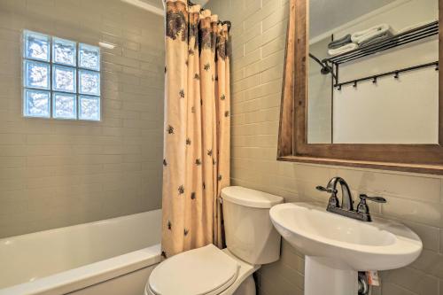 Peaceful Tiny House On 1quarter Acres with Fire Pit! - image 3