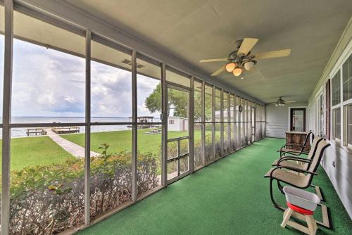 Lakefront Livingston Home with Dock, 1 Mi to Launch!