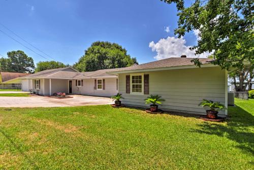 Lakefront Livingston Home w/ Dock, 1 Mi to Launch!