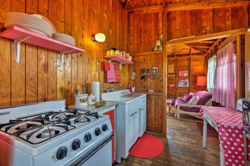 Lovely Raspberry Cottage with Rowboat on Back Cove! - image 2