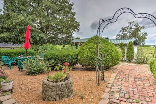 Large and Private Guest House Apt with Patio and Views! in Lexington (KY)