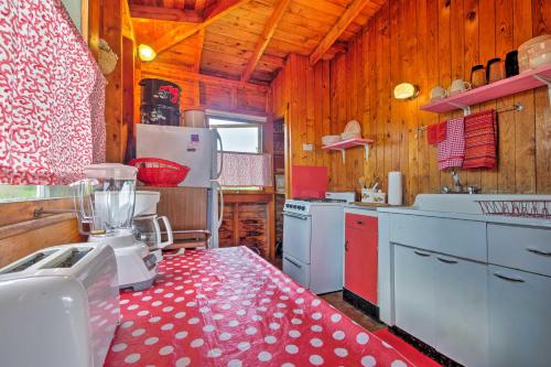 Lovely Raspberry Cottage with Rowboat on Back Cove! - image 8