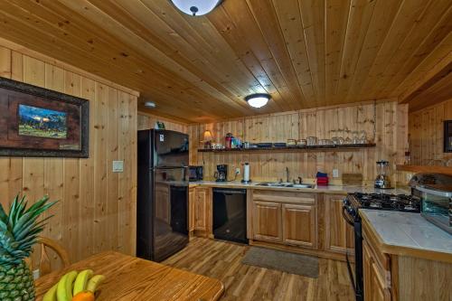 Ruidoso Lonesome Wolf Rustic Studio with Hot Tub! - main image
