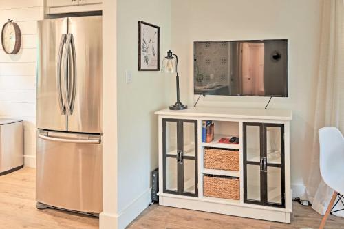 Elegant College Park Cottage with Patio and Gas Grill!