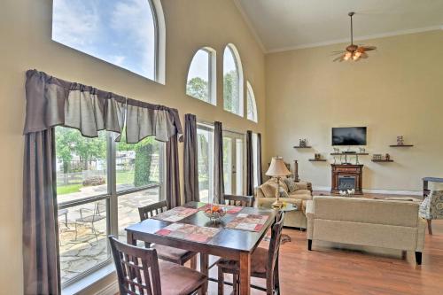 Cozy Lakefront Benton Home ~ 20 Mi to Shreveport! in 슈리브포트 시티 센터