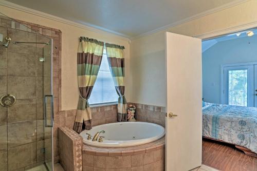 Cozy Lakefront Benton Home ~ 20 Mi to Shreveport! in 슈리브포트 시티 센터