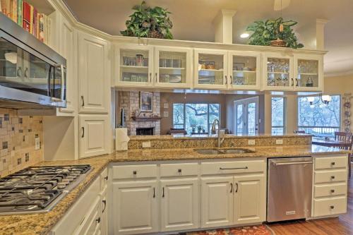 Round Rock Lakefront Home with Water Toys and Fire Pit in Round Rock (TX)