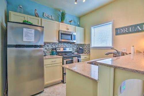Padre Island Condo with Pool Access - Walk to Beach!