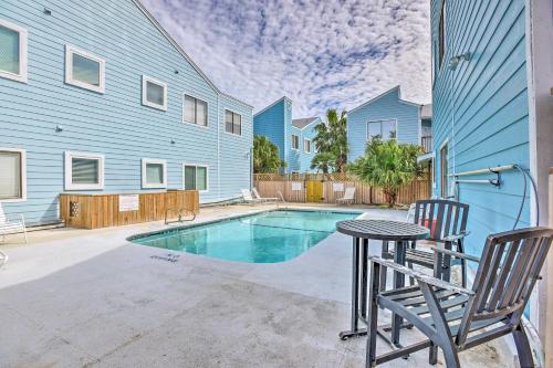 Padre Island Condo with Pool Access - Walk to Beach!