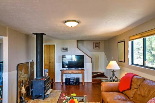 Spacious Cabin with Deck, Mountain Views, Fire Pit!, Prescott (foto 6)