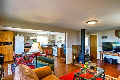 Spacious Cabin with Deck, Mountain Views, Fire Pit!, Prescott (foto 7)