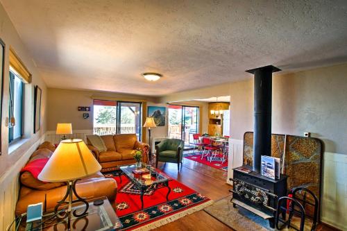 Spacious Cabin with Deck, Mountain Views, Fire Pit!, Prescott (foto 4)