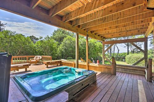 South Beach Home with Hot Tub, Deck - Walk to Ocean!