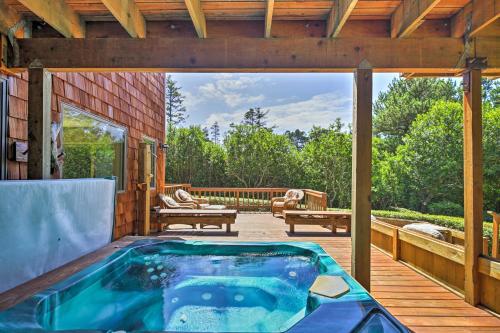 South Beach Home with Hot Tub, Deck - Walk to Ocean!