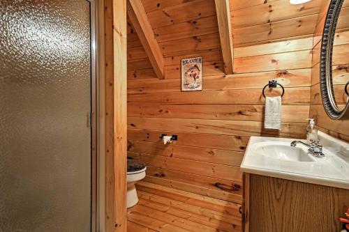 Chillin and Grillin Cabin with Hot Tub 9Mi to Dollywood - image 7