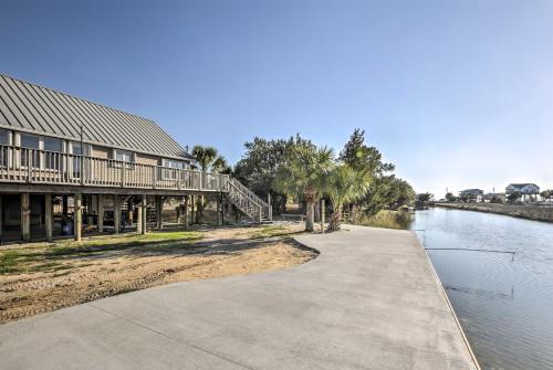 Cozy Waterfront Island House on Live Oak Island!