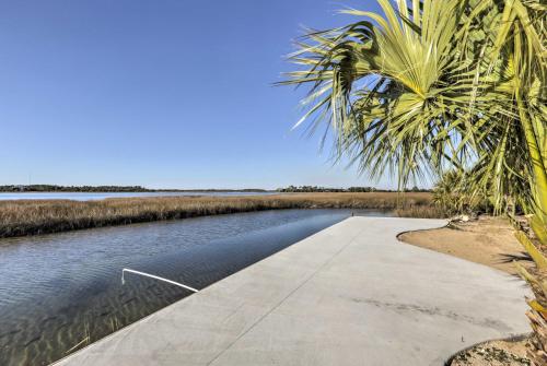 Cozy Waterfront Island House on Live Oak Island!