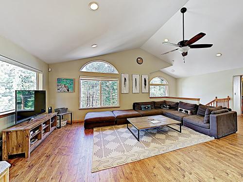 New Listing! Roomy Retreat w/ Private Hot Tub home - image 9