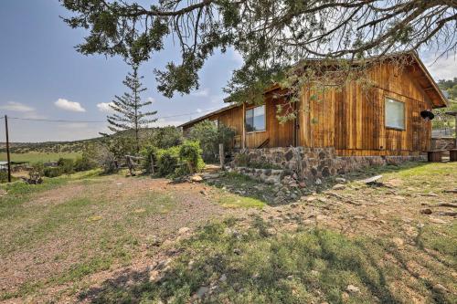 . Peaceful Ranch Cabin with Scenic Views, 6 Mi to Town