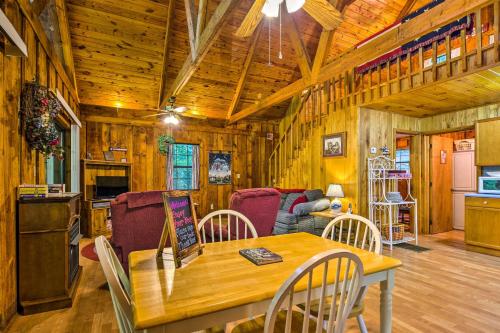 Tellico Plains Cabin - 25 Acres, Backyard Creek! in Tellico Plains, USA