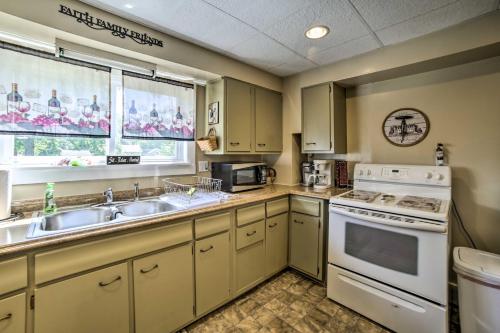 Charming Apartment On The Strip By Lake Erie!