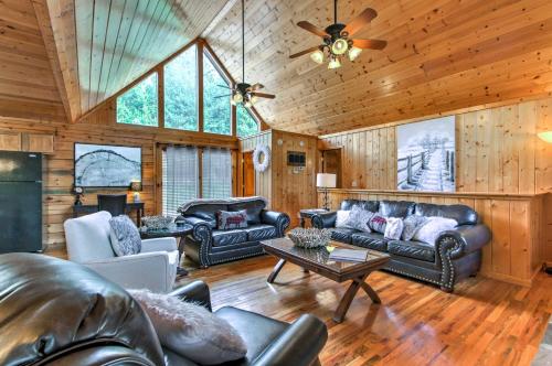 Spacious Cabin with Private Hot Tub 1Mi to Dollywood