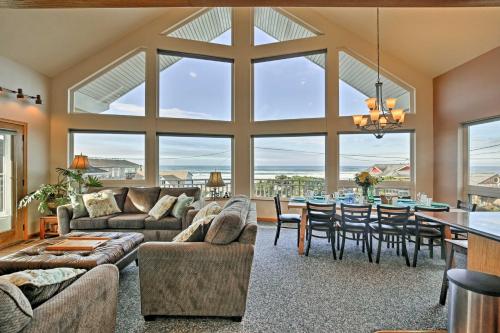 Logan Road Lookout, Lincoln City Home with Game Room