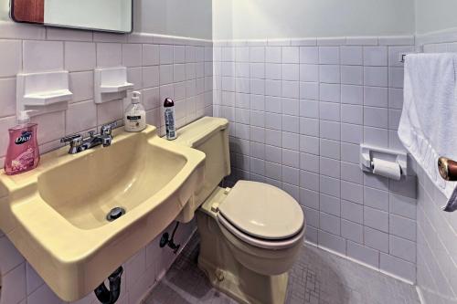Chapel Hill Townhome with Pool - 5 Mins to UNC Campus - image 3
