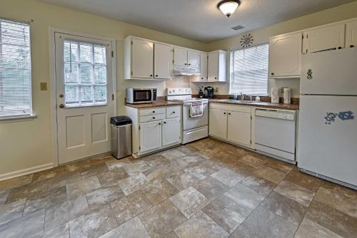 Chapel Hill Townhome with Pool - 5 Mins to UNC Campus - image 8