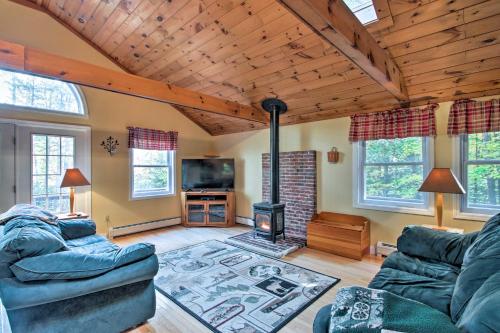 Bethel Chalet w/ Hot Tub: 3 Miles to Sunday River! - Sunday River, ME