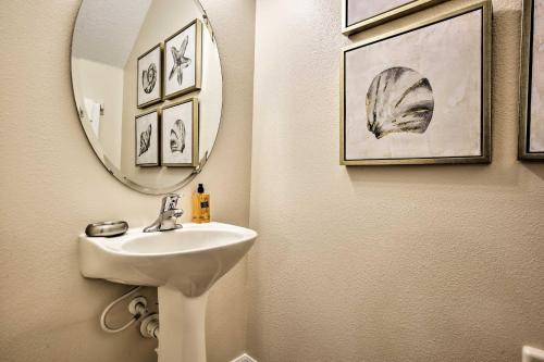 Central Townhome with Pool Access about 10 Min to Disney! - image 8