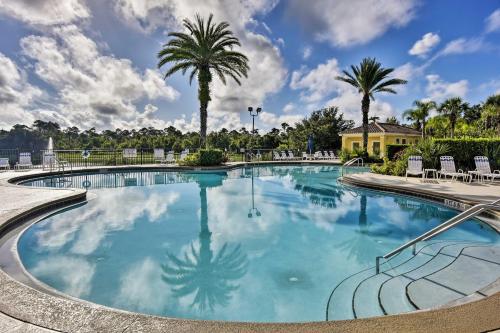 Central Townhome with Pool Access about 10 Min to Disney!