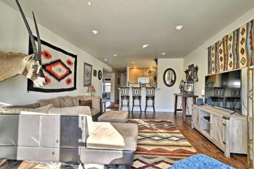 . Rustic Ennis Townhome with Balcony - Walk to Downtown