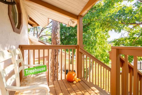 Home by Beach 5 - The Treehouse photo 3